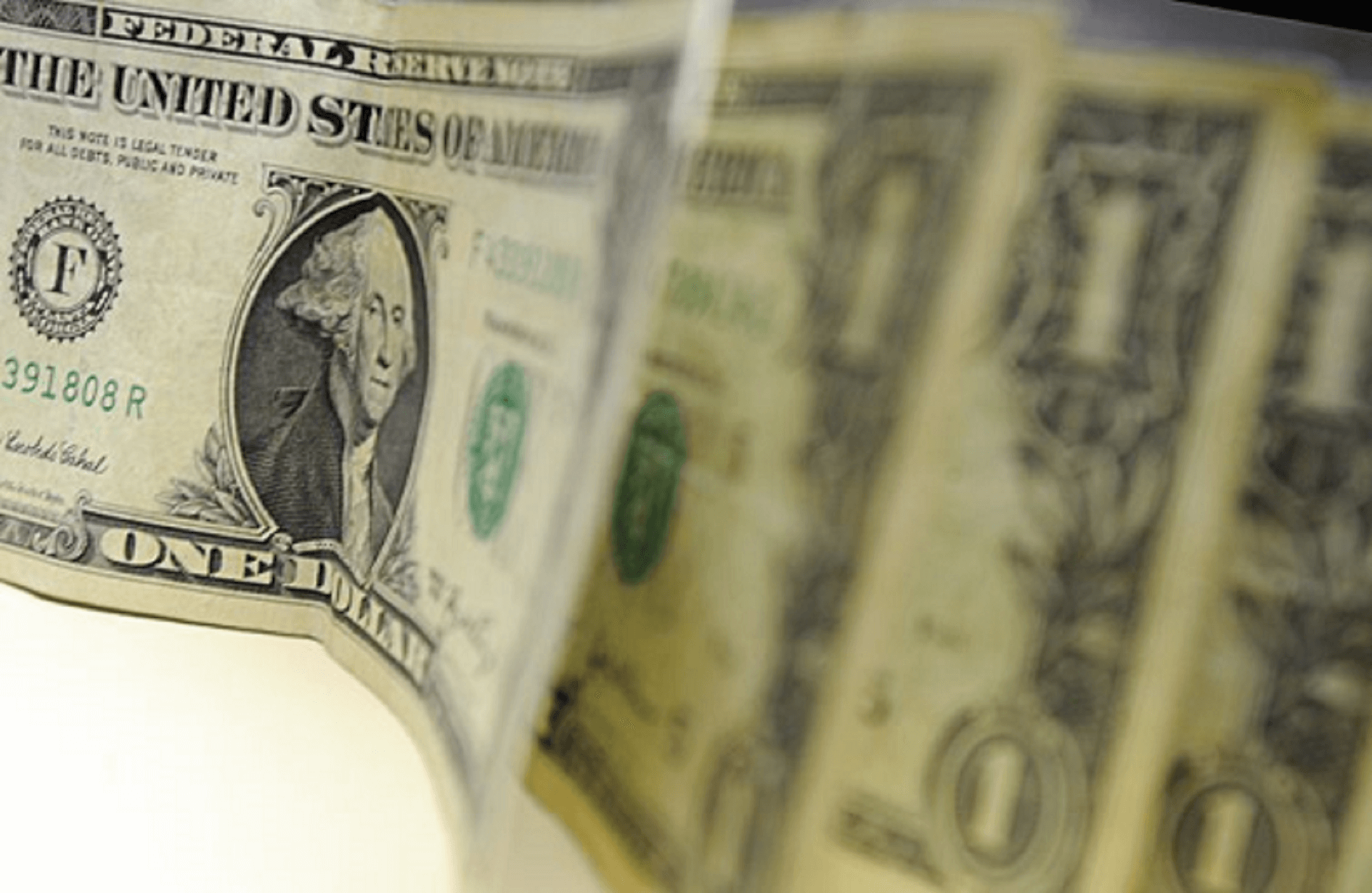 Reta Final: Dólar opera no negativo