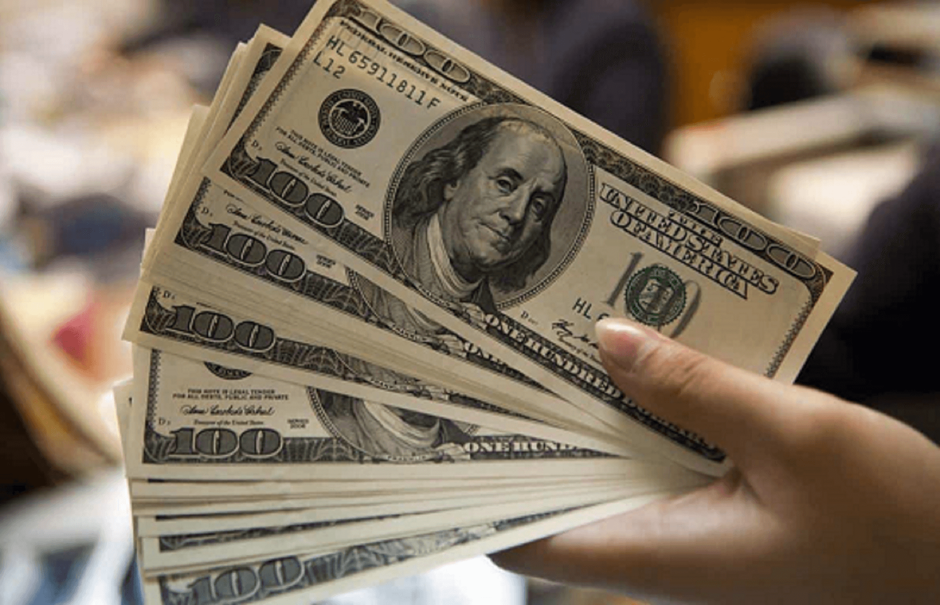 Dólar opera em queda aos R$4,90