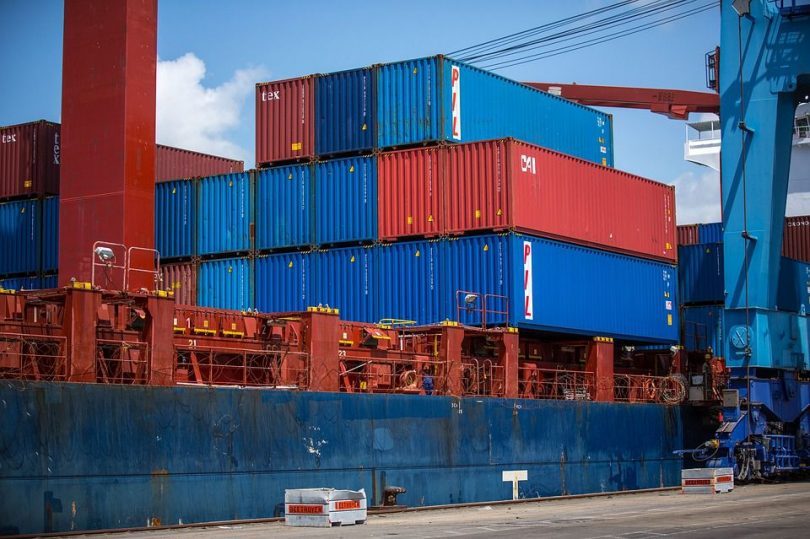 Importações despencam e país tem superávit comercial recorde em julho