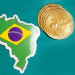 Moedas de bitcoin ao lado de mapa do Brasil