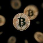 Moeda de Bitcoin em foco