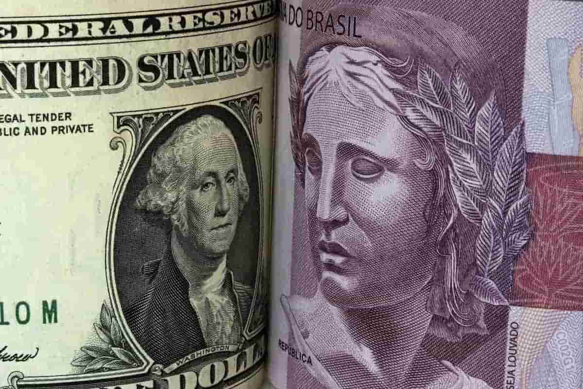 Dólar fecha o mês em queda de 2,5%