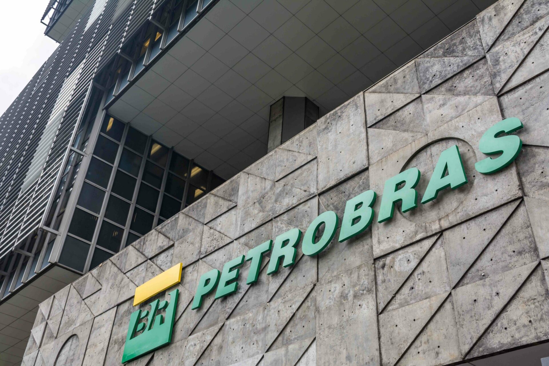 Petrobras (PETR3) paga dividendos