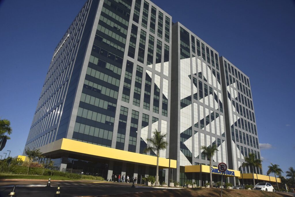 Em seis anos, cinco maiores estatais do Brasil demitem cerca de 111 mil funcionários