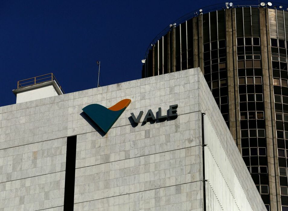 Vale (VALE3) vê desvalorização em seu maior patamar e perde o posto de empresa mais valiosa da América Latina; veja se ainda vale a pena investir