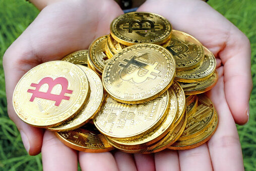 Bitcoin atinge sua máxima histórica e chega nos US$ 68 mil; veja se está na hora de investir