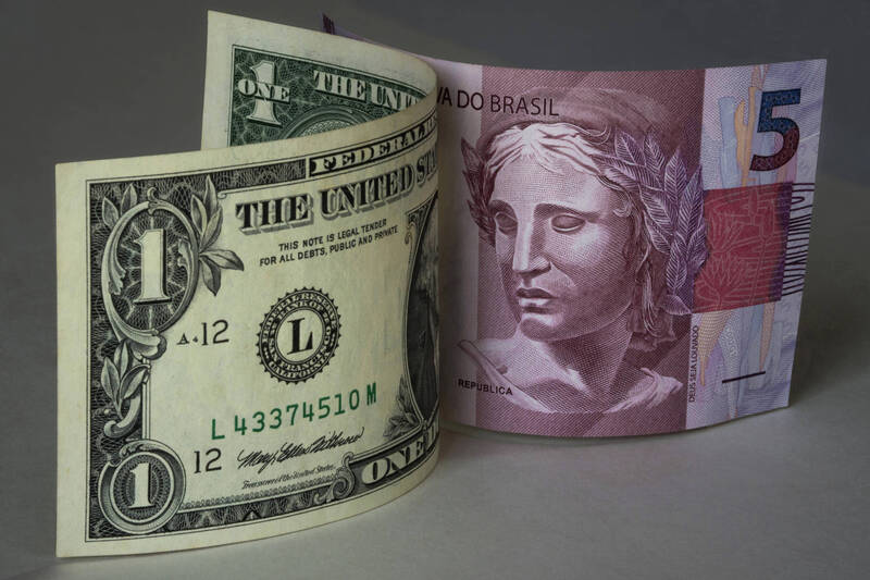 Dólar cai a menos de R$ 5 pela primeira vez em mais de um ano