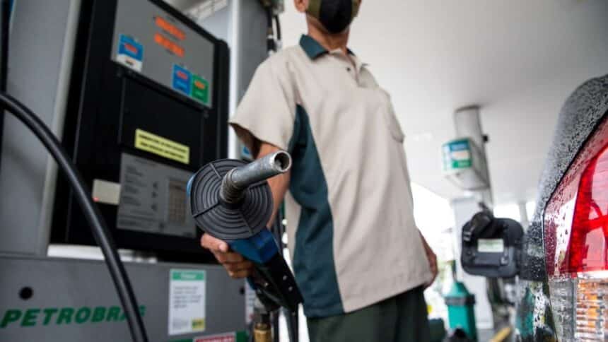 Dividendos da Petrobras (PETR3 e PETR4) podem ser usados como fundo para diminuir os preços dos combustíveis; entenda