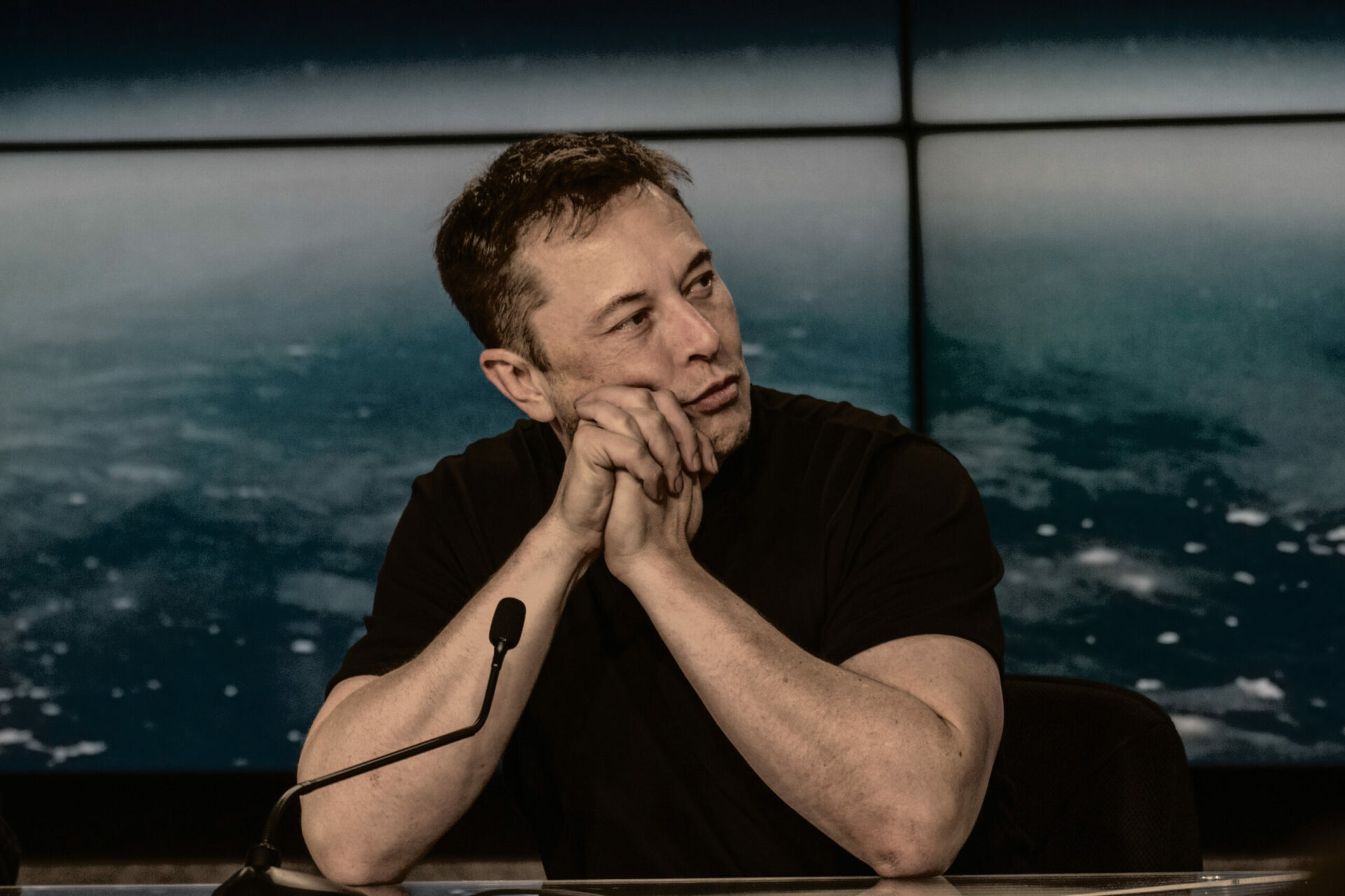 Entenda porque Elon Musk deve vender 10% das ações da Tesla (TSLA34)