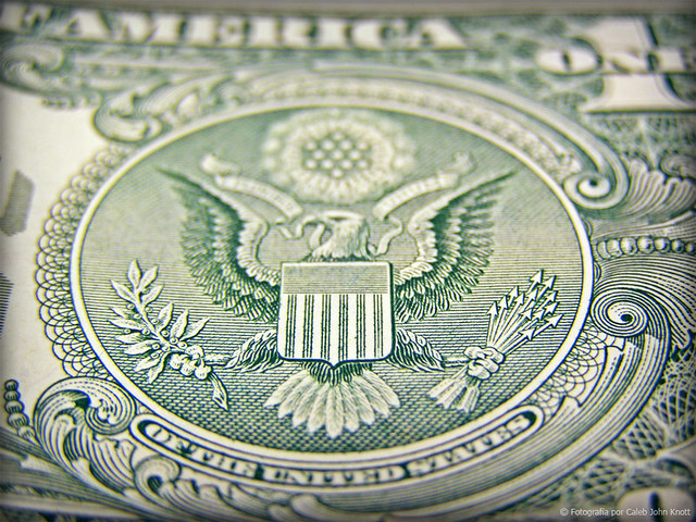 Dólar ronda os R$4,95 em dia de ajuste