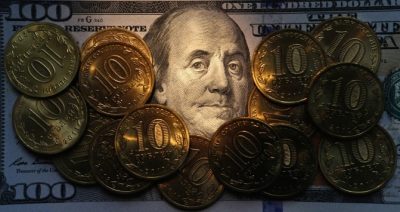 Reta Final: Dólar opera estável