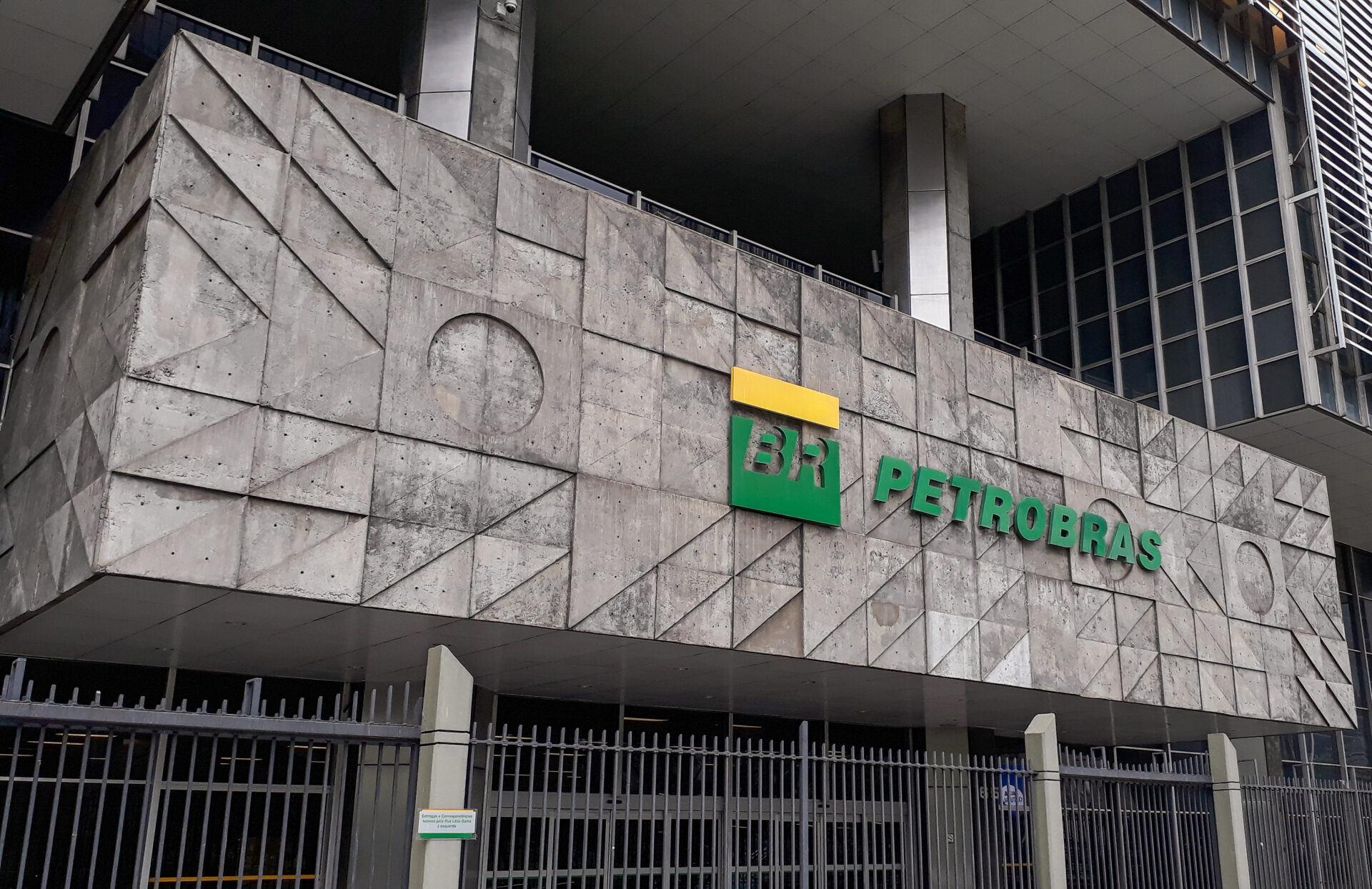 Petrobras (PETR4) abre vagas 900 vagas no País